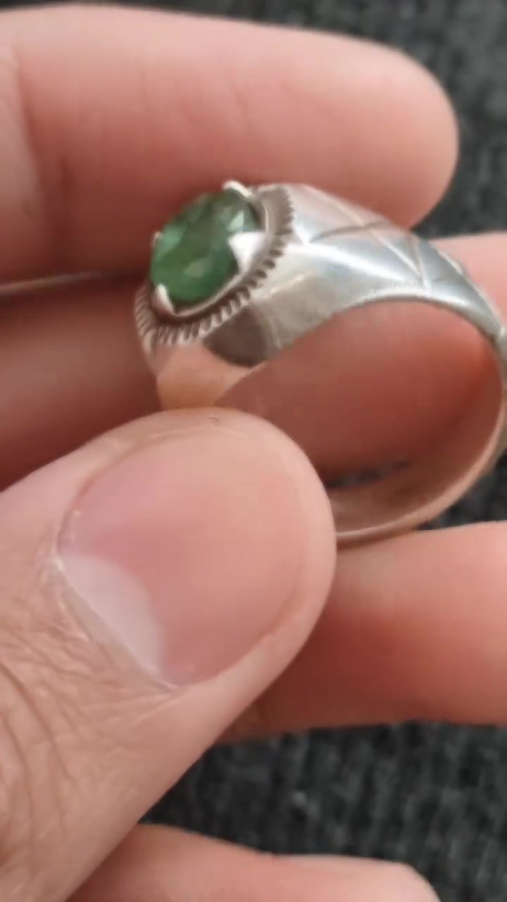 💚 خاتم بحجر الزمرد الأصلي

قطعة راقية تنبض بالفخامة والهدوء، مرصّعة بحجر الزمرد  بلونه الأخضر الساحر الذي يرمز للنقاء والتجدد.

✨ تصميم أنيق يجمع بين الجمال والبساطة
✨ جودة عالية وتشطيب متقن
✨ حجر أصلي يمنحك حضورًا مميزًا وجاذبية خاصة

للحجز والاستفسار التواصل على الخاص او واتساب ***********
