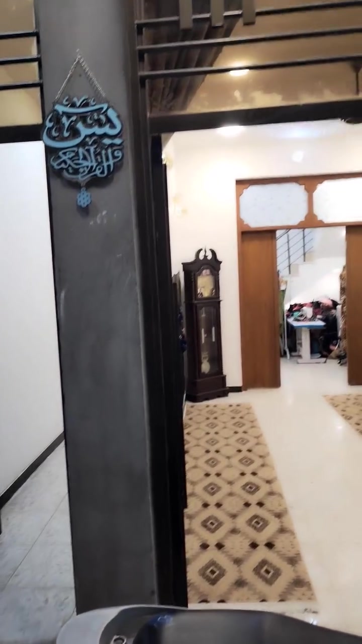 سلام عليكم بيت للبيع بغداد البلديات معسكر قرب شارع صورة ١٠٠ متر طابق ونص هوه ولثاث السعر ٨٥ مليون ***********
