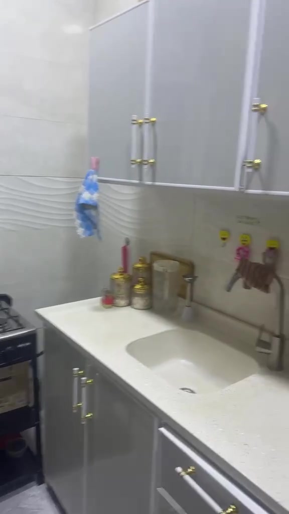 📢 شقة مميزة للإيجار | حي الكندي 🏢
​✨ شقة مرتبة وبموقع ممتاز تطل مباشرة على شارع 20 (عمارة مثنى حمودات - الطابق الأول)
​📌 تفاصيل الشقة:
▪️ غـرفـة نـوم 🬞
▪️ هــول واسـع 🛋️
▪️ مـطـبـخ 🍳
▪️ صـحـيـات 🚿
​🎁 الخدمات والمميزات:
❄️ مزودة بنظام تبريد.
💧 الماء مجاناً + تانكي خاص سعة (3,250 لتر).
⚡ مقياس (ساعة) كهرباء مستقلة خاصة بالشقة.
​💰 السعر: 250 ألف دينار شهرياً.
​📞 للتواصل والاستفسار يرجى الاتصال على الأرقام التالية:
📱 ***********
📱 ***********
