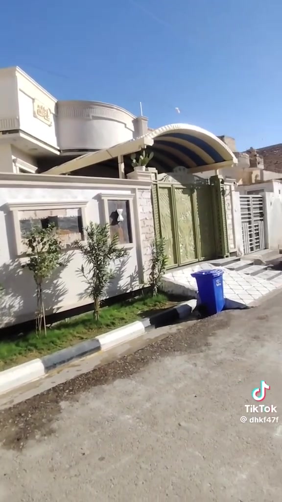السلام عليكم بيت للبيع في حي نهاوند الثالثه مساحة 200 م بناء حديث البيت رقم بيه معامله كامله وبيه طلب وزير سعره 120 وبيه مجال قليل للاستفسار ***********
