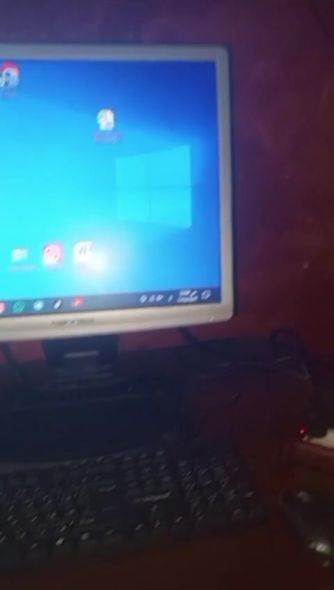بيسي تجميعه hp pro desk  يجي بيسي كامل شاشه وماوس او كيبورد او جويستك البيسي يشغل العاب المتوسطه او يفيد للدارسه والاعمال المكتبيه منزل بيه gta والكاونتر البيسي بي مشكله بسيطه يحتاج تنضيف او تبديل للوايرات سعره 105 او بيه مجال حك الجيه مكاني الكوت
ممكن تذكرلي مواصفات البيسي بالتفصيل؟ يعني شنو نوع المعالج، الرام، والهارد/SSD حتى يعرف المشتري الأداء بالضبط.: 
الهارد 500GB والرامات 4GB 
شنو موديل شاشة Hanns.G ومقاسها؟ وإذا بيها أي مشكلة غير “no signal” الظاهر بالصورة لو بس الكيبل يحتاج تبديل/فحص؟: 
بس الظاهر بالصورة والتنظيف ما بيهة اي شي 
الملحقات شنو داخل بالضبط وياه: ماوس، كيبورد، جويستك، وكيبلات الشاشة/الكهرباء كلها موجودة؟: 
كلهن موجودات 
مكانك بالكوت وين بالضبط؟ وهل أكو توصيل لمحافظات ثانية لو استلام فقط من مكانك؟: 
ما عندي توصيل
السعر نهائي لو بيه مجال بسيط؟ وهل تقبل الفحص قبل الشراء؟: 
بيهة مجال حك الجية 