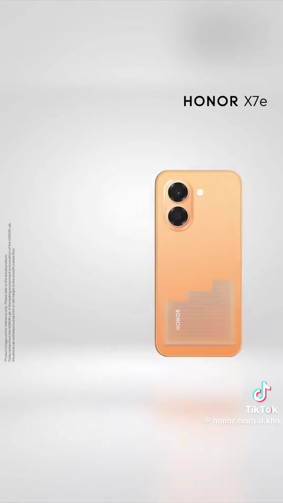 أداء HONOR X7e بالألعاب
PUBG Mobile: تقريباً 40 FPS على إعدادات مناسبة.
Call of Duty Mobile: حوالي 40–60 FPS حسب الإعدادات.
Free Fire: يوصل تقريباً 60 FPS بإعدادات مناسبة.
eFootball: أداء جيد، لكن ممكن تنخفض الإطارات بالمباريات الثقيلة.
الألعاب الثقيلة: يفضل تلعب على إعدادات متوسطة أو منخفضة حتى يبقى الأداء ثابت.
📌 الخلاصة: الجهاز مناسب للألعاب اليومية والمتوسطة، لكن مو مخصص للألعاب الثقيلة بأعلى جودة.📱 الشاشة
الحجم: 6.61 إنچ
النوع: TFT LCD
الدقة: 720 × 1604
التحديث: 120Hz
السطوع الأقصى: 1010 nits �
HONOR +١
⚙️ الأداء والذاكرة
المعالج: MediaTek Helio G81 Ultra
الرام: 6GB
التخزين: 128GB أو 256GB
يدعم RAM Turbo؛ نسخة 6GB يمكن أن تظهر كتجربة تصل إلى 12GB باستخدام جزء من التخزين. �
HONOR +١
📸 الكاميرات
الخلفية: 50MP رئيسية
الأمامية: 5MP
تصوير الفيديو: حتى 1080p / 30fps. �
موبایل إيران +١
🔋 البطارية
السعة: 7500mAh (السعة الاسمية 7320mAh)
الشحن السريع: 45W HONOR SuperCharge
تدعم الشحن العكسي السلكي. �
HONOR +١
🛡️ المتانة
مقاومة ماء وغبار: IP64
حاصل على اعتماد SGS لمقاومة السقوط والصدمات
مقاومة سقوط مُختبرة حتى 1.8 متر في ظروف الاختبار المذكورة من HONOR. �
HONOR
📐 الحجم والوزن
الأبعاد: 163.9 × 75.9 × 8.3 ملم
الوزن: حوالي 200 غرام. �
موبایل إيران
🔊 إضافات
بصمة جانبية
سماعات ستيريو
منفذ سماعة 3.5mm
USB-C
شريحتين Nano-SIM
نظام Android 16 مع واجهة HONOR. �
