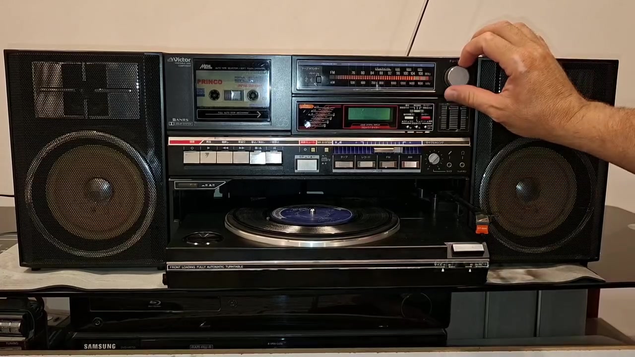 السلام عليكم 
مسجل من ماركة فكتور وارد يابان كهرباء ١١٠
موديل Victor DC33  made in Japan 
جهاز متكون من تشغيل كاسيت راديو AM FM 
مشغل اسطوانات سرعة ٣٣ و ٤٥ جهاز شغال بالكامل بدون اي نقص نضيف جدا وزن ثقيل 
سعر المطلوب ١٩٥ الف
عنوان كركوك للاتصال *********** 
يوجد توصيل كافة محافظات العراق
