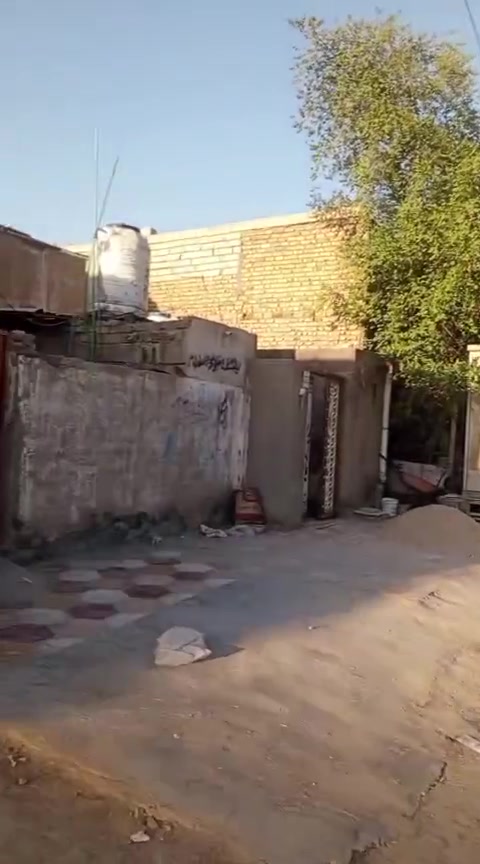 المساحه 100 متر  دولان(ممر)
الموقع - حي الوحده تقاطع شارع الزهور نهايه شارع الملعب 
للاستفسار الاتصال على الرقم ***********
