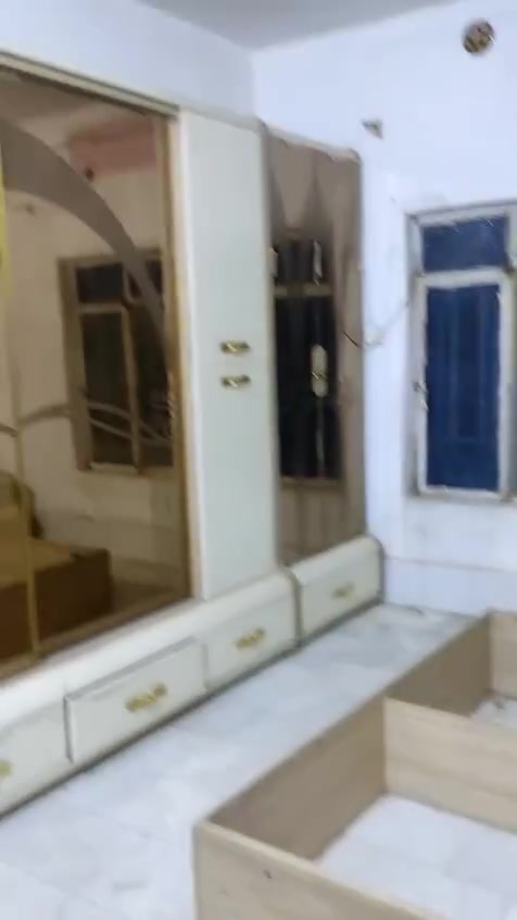وينة الي يريد يتزوج  وينة الي بايع غرفة زوجتة وينة الي امزعل زوجتة تعال راضية اهنا يمي وبس وبارخص الاسعار  لاتروح للسوك بس كول اني شراي غرفة نوم تركي خشب ثقيل درجة اولى كلش نظيفة واستعمال كلش قليل البيع بسبب الحاجة الحلة القاسم قرب الامام ع كنتور متكونة من 
زاويه
وباترينا
شينازا 
وجربايه
وميز تواليت
ميز بلازما
وجرارات 
والجربايه تنفتح وجواها مكان تخزين
وكرسي طابوريه هاي يكعدون عليها السعر مليون وتسع مية كلش جديدة ونظيفة @إشارة

