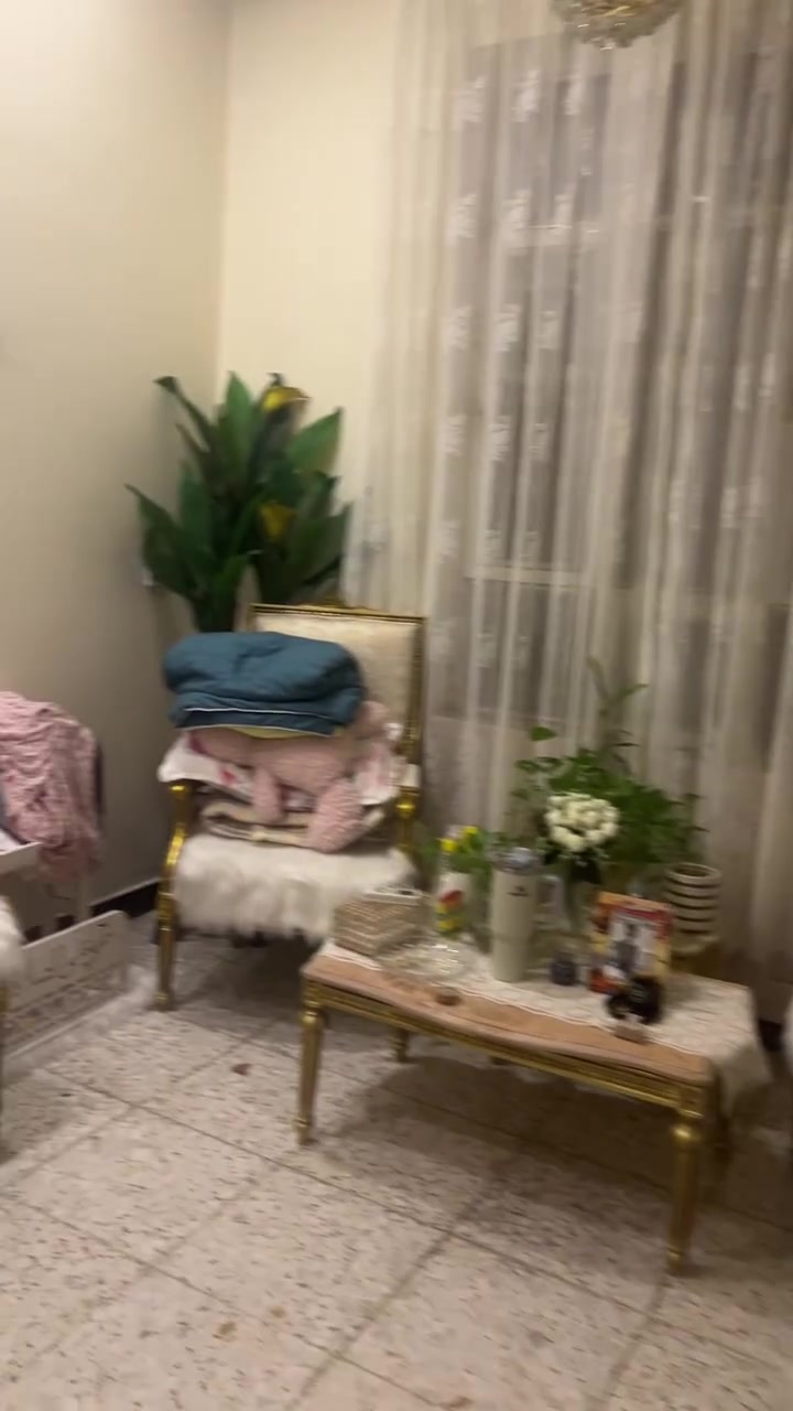 بيت 75 متر بناء حديث طابقين باني عل ادينه ارضيه رفت غرفتين فوك وحمام وبيتونه وسطحين استقبال ممر معزول ومطبخ جبير وصاله متأسس بيه بواري ومجاري ممكن لمطبخ يصير غرفه والصاله مطبخ محجر المنيوم من الارضي لسطح بيت جديد بمعنى الكلمه للاستفسار الاتصال عل رقم وغير متواجد عل فيس ‭***********‬
