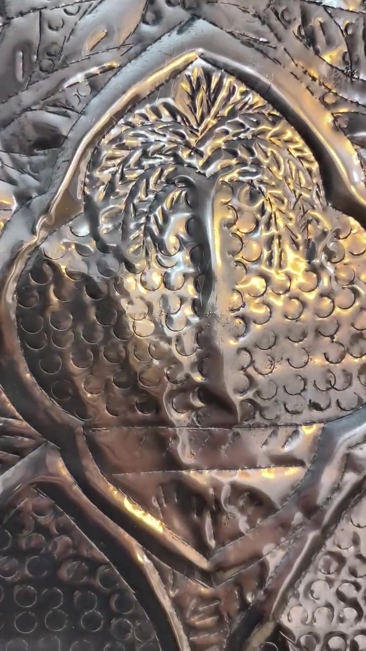 صينيه نحاس احمر مصوره معالم العراق شغل يدوي القطر ٤٦ سم مكاني بغداد *********** يوجد توصيل
