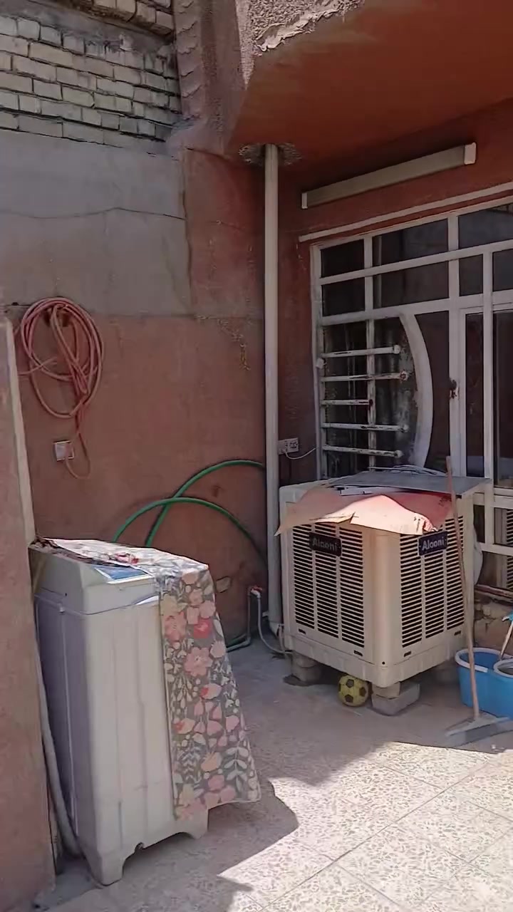دار للبيع المساحه ١٠٠ متر بناء طابوق يحتوي على كراج و استقبال ٦×٤ وغرفة ٦×٥ وصالة ومطبخ حار وصحيات خارجية وحمام داخلي وبيتونه قرب جامع الامام الصادق ع باتجاه افران الحلفي بفرع انشائية ابو مصطفى ..
 السعر التواصل خاص او الاتصال بالرقم ***********
