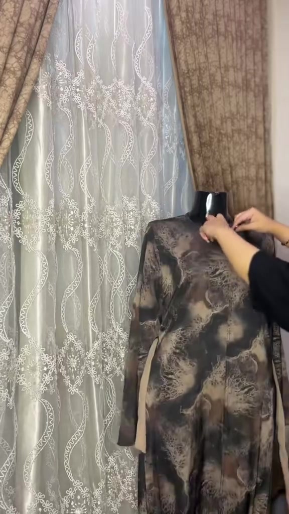 تناسب الإطلالات اليومية الراقية، أو الجمعات والتسييرات.
***********
