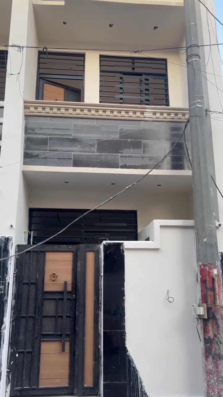 بيت للبيع مساحه ٥٠ متر طابو صرف مسلح بناء حديث تسليم مفتاح شغل كلش حلو ومرتب يحتوي على طرمه وصاله وحولي مطبخ و ٣ غرف نوم و ٣ صحيات وبيتونه وسطحين موقعه حلو الحريه قريب على شارع المسعودي وقريب على شارع المدارس للأتصال.  ***********
