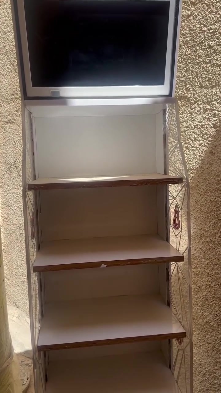 السلام عليكم رفوف للبيع طول ثلاث امتار اله  عرض متر اله اربع سانتيمات.  غمج الرف ٣٠. رفوف تزكام اصلي تفصال مفصلهن  الرفوف ٨ قطع وياهن عوارض وسله.  الشراي يتصل. مكاني بغداد الحسينيه مسقط ***********
