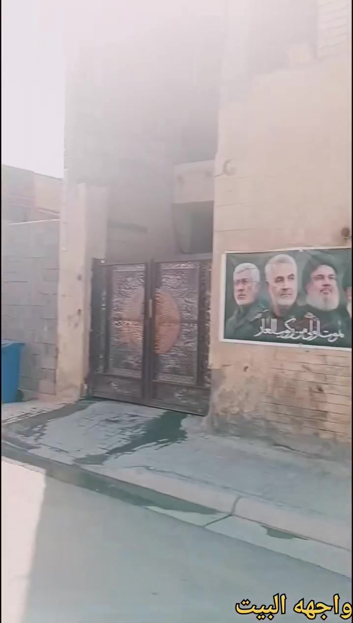 السلام عليكم بيت للبيع المساحه 125 متر مربعه العنوان حي السفير قريب على الشارع العام الشهداء الثالثة وقريب على شارع عشرين موقعه كلش حلو بي 3 غرف نوم واستقبال ومطبخ وصاله وصحيات  البيت عالي عل شارع 
والسعر خاص للاستفسار ***********
