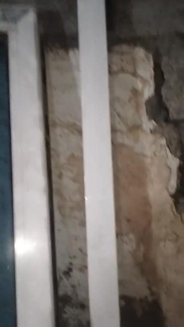 باب المنيوم تسكام هو والكيلون والجرجوبه عرضه 90 ارتفاعه مترتين سعر 75 بي مجال. 
فريم حديد مع شباك وباب تفصال كامل 
***********
