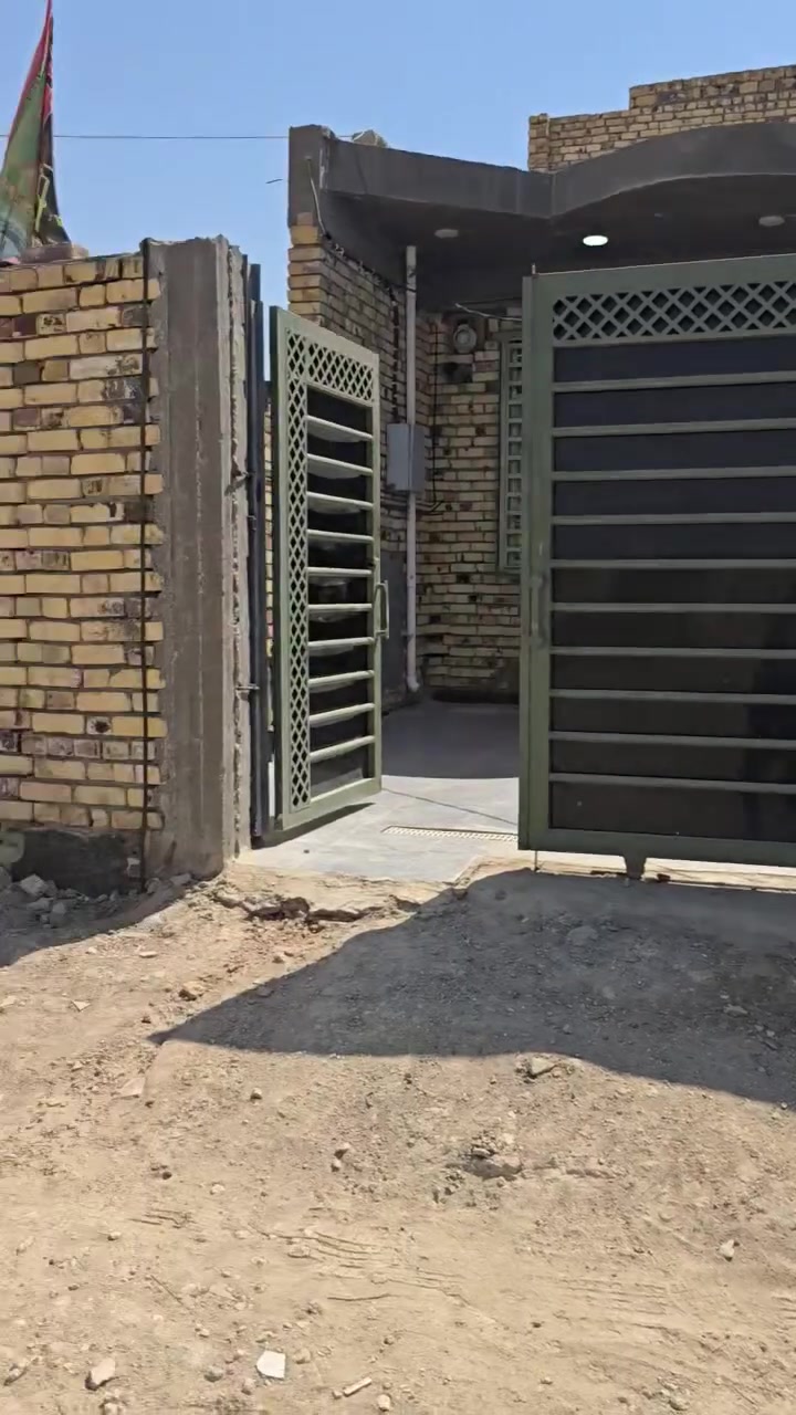 اللهم صل على محمد وآل محمد
🏡 دار للبيع طابو زراعي سند ٢٥

📍 العنوان: مقابل ملحق الانتفاضة 

📐 المساحة: ١٨٠ متر

↔️ الواجهة: 9 متر

↕️ النزال: 20 متر

سنة البناء:  ٢٠٢٥

✨ البيت طابق واحد

مواد البناء : متازه

🔹 يحتوي على: 
____________________

🛏️  1 غرف نوم

🛋️  صالة

🪑 استقبال 

🍽️ مطبخ

 مخزن 

🚿 صحيات داخليه وخارجيه 
       كراج سياره
     مناور 
__________________
ارجو متابعة الحساب على التكتك باسم بيع وشراء عقارات البدير
________________
المعرفة السعر اذكر بالتعليقات
 اللهم صل على محمد وآل محمد 

يوصلك السعر 

او مراسلة الصفحة او الاتصال على الأرقام الموجوده

***********

***********
