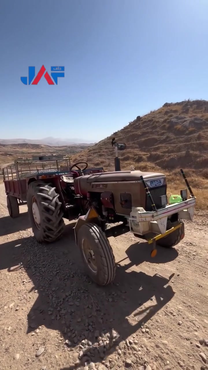 تراکتۆرێکی عەنتەر بەبێ شۆفێر دەڕوات
