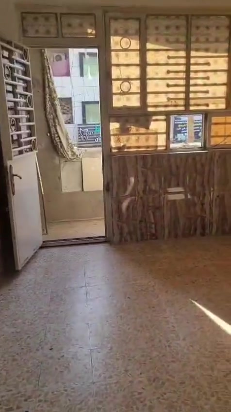 للايجار شقه طابق أول درج واحد تصعد درجه مريح مال عائله صغيره هيه البنايه بيه فقط شقتين سعر الشقه ٣٠٠ الف ثابت العنوان البلديات حي التراث خلف مطعم الهلالي للإستفسار مع رقم مكتب المستقبل ***********خلف مطعم الهلالي
