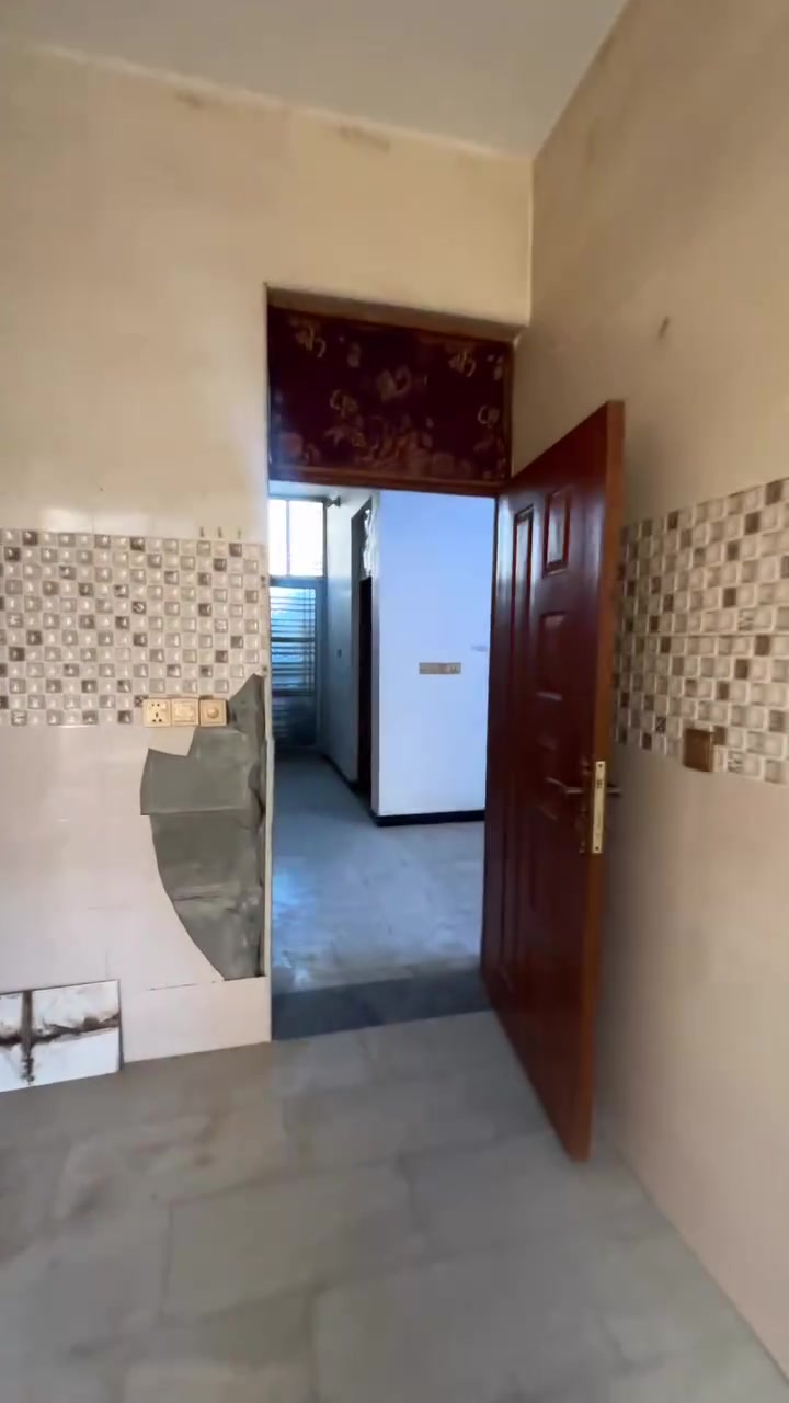 دار للإيجار طابقين ١٠٠ م
خلف جامعة الفارابي يحتوي على
اربع غرف + استقبال + مطبخ + خدمات في كل طابق 
للتواصل 
***********
