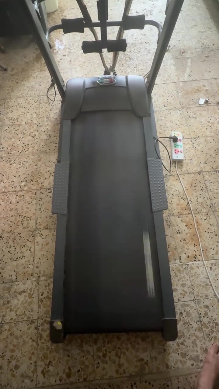 سلام عليكم جهاز جري إيطالي جهاز بعده جديد جهاز بي هزاز او صعود جبلي وسرعه 18 وشاشه لمس العنوان بغداد الامين سعره 250 الرقم ***********
