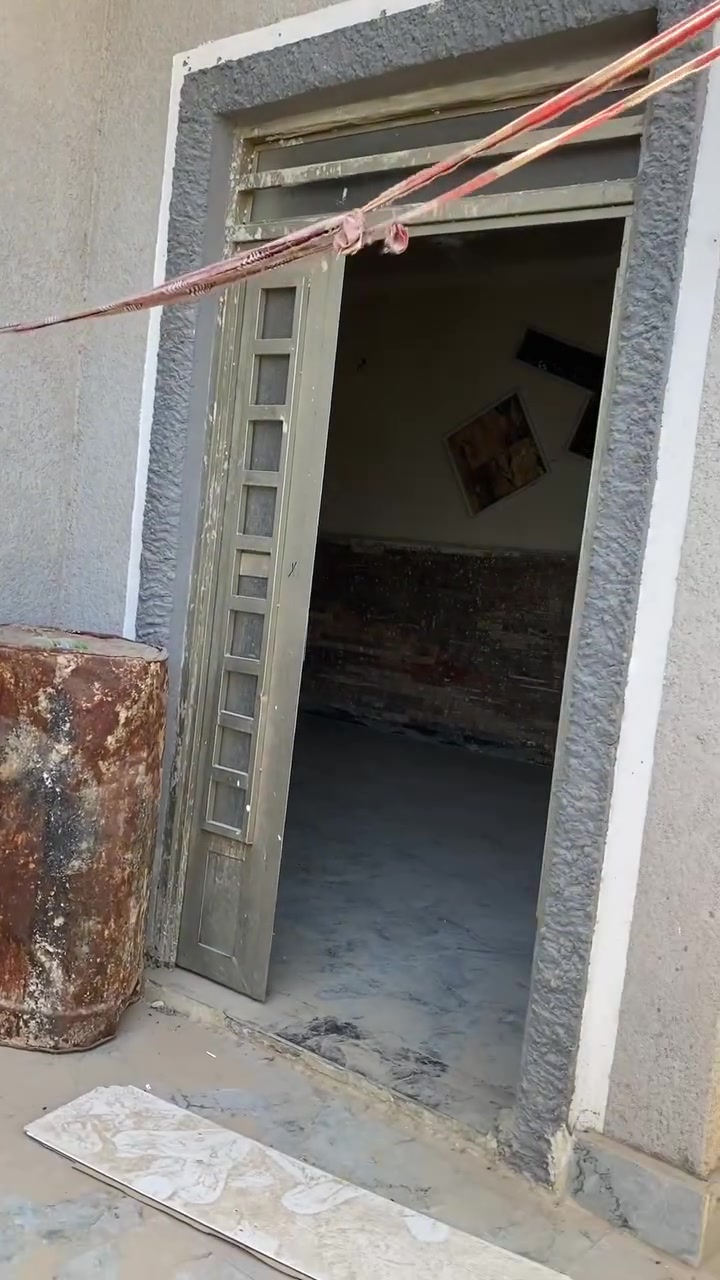 السلام عليكم
للايجار بيت مساحته 150
يحتوي على غرفتين نوم وصاله وهول ومطبخ 
وصحيات خارجيه وداخليه 
وفوك كليدور لغراض 
العوان شارع 80مجاور حلويات قصر السام 
مقابل شارع الاكرمين لاستفسار اكثر اتصال 
***********
