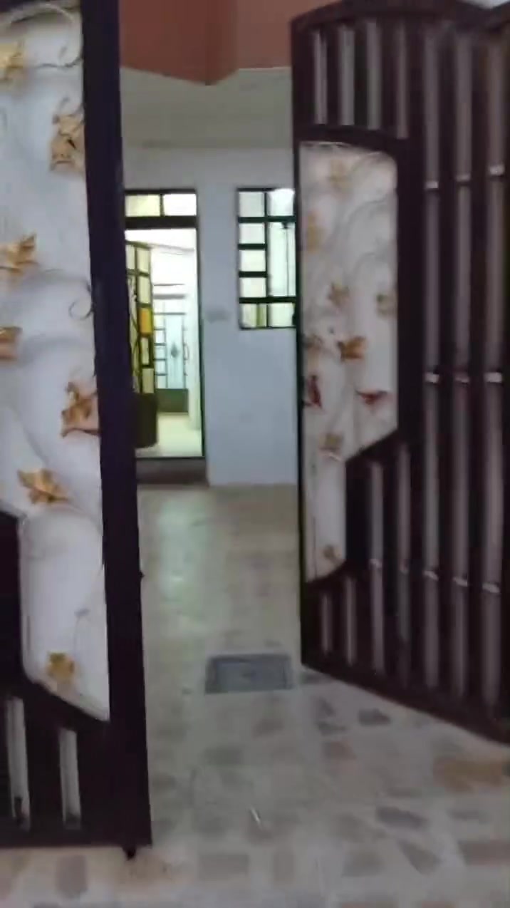 بيت للاجار مساحة ميت متر جبهه تسعه في حي البريد للاستفسار ***********
