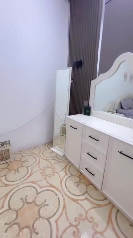 سلام عليكم غرفه لبيع نضيفه خشب قوي مو من تركي التعبانات 875وبيه مجال مكاني بغداد***********
