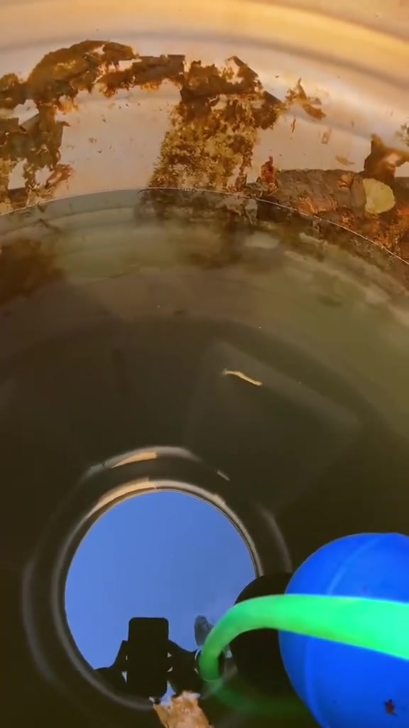 مساء الخير والعافية 
الي يريد كادر تنظيف تانكيات موجود وكلفت تنظيف التانكي الواحد 20 الف.... 
رقم الواتساب:  ***********
