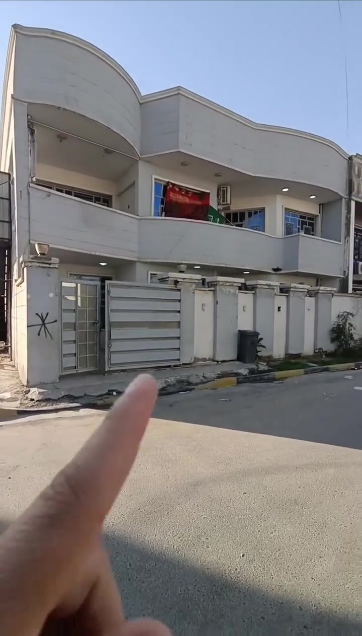 السلام عليكم توفر عندي بيت ركن  للبيع زراعي سند 25 مساحة البيت 150متر طابقين جبهه 15/ نزال---10 المنطقه كامله كل الخدمات مي مجاري كهرباء تبليط موقع البيت البلديات الضباط خلف الصحفيين قرب مدرسة ابن خلدون الاعداديه منطقه حي الامير للاستفسار اكثر *********** السعر خاص الرد واتساب ماسنجر أو الاتصال.     حسن للعقار
