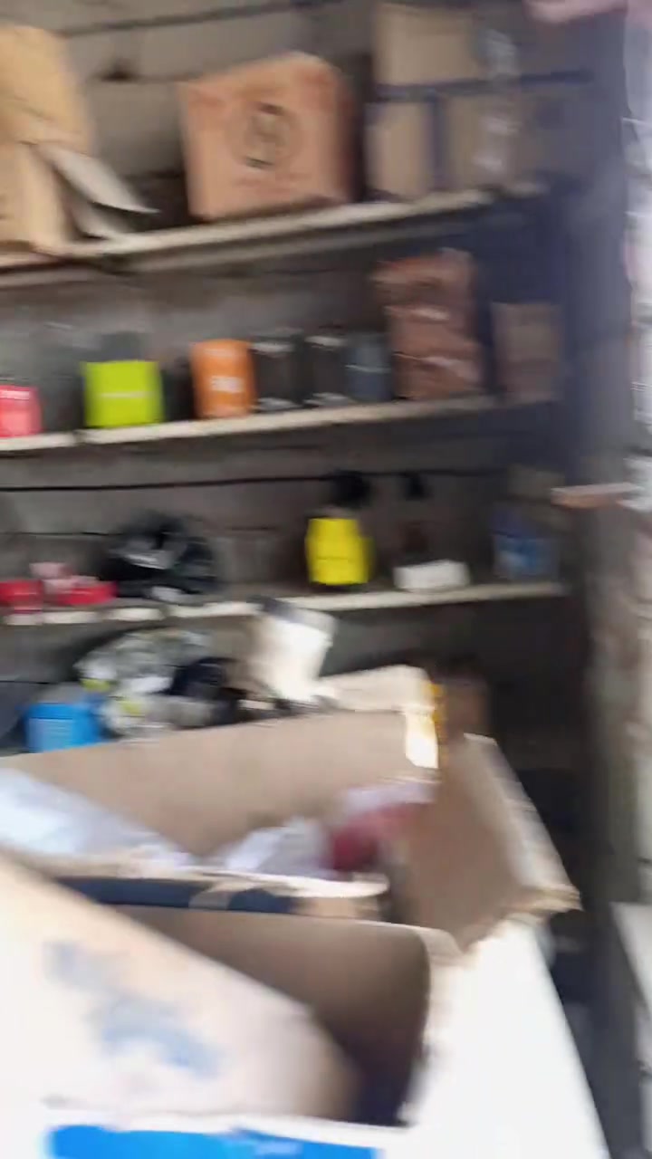 السلام عليكم ورحمة الله وبركاته محل ادوات احتياطية للبيع في حي البتول على الشارع العام قرب دائرة الكهرباء وجسر المشاة بجانبه فيتر سيارات عام وكهربائي سيارات وحداد صدر للإستفسار الاتصال على الرقم ***********
