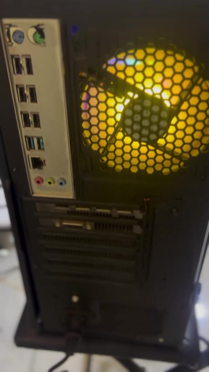بيسي مستخدم نضيف موصفات 

موصفات Ram : 32 D4
GPU: RX 580 8G
Storage: 256 ssd
CPU: Intel xeon e5 2697 V3
كيس : 4 fan

السعر 550 بي مجالس بسيط 
التواصل : ***********
