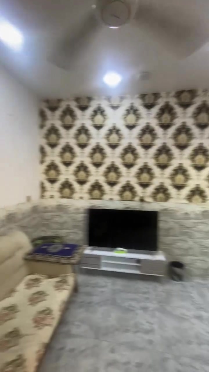 للبيع بيت زراعي المساحة ٥٠ متر الزعفرانية الشهداء شارع المشجر البيت ٣طوابق الطابق الاول ستقبال وصالة درج جبيرة حمام وطارمة ومنور مطبخ حار الطابق الثاني غرفة اطفال وغرفة جبير بنضام سويت تحتوي على حمام  الطابق الثالث غرفة جبيرة نقصهة ارضية البيت الواجهة ٥ النزال ١٠
بيت كامل من كلشي ونضيف بناء حديث للتواصل رقمي ***********
