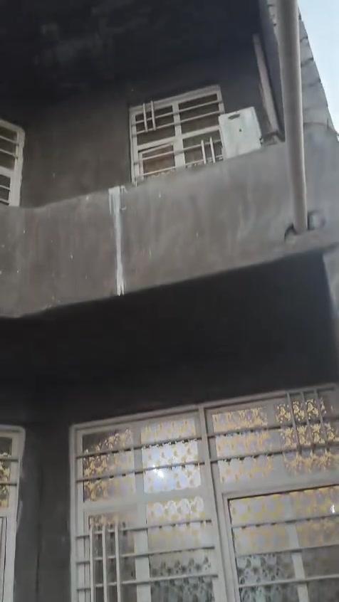 سلام عليكم بيت مساحه 85متر قاطين يحتوي على غرفتين نوم وصاله ومطبخ وستقبال وباقي الخدمات العنوان بغداد الراشديه مقابيل مزرعه النخيل المراجعه عل التصال بل رقم ***********
