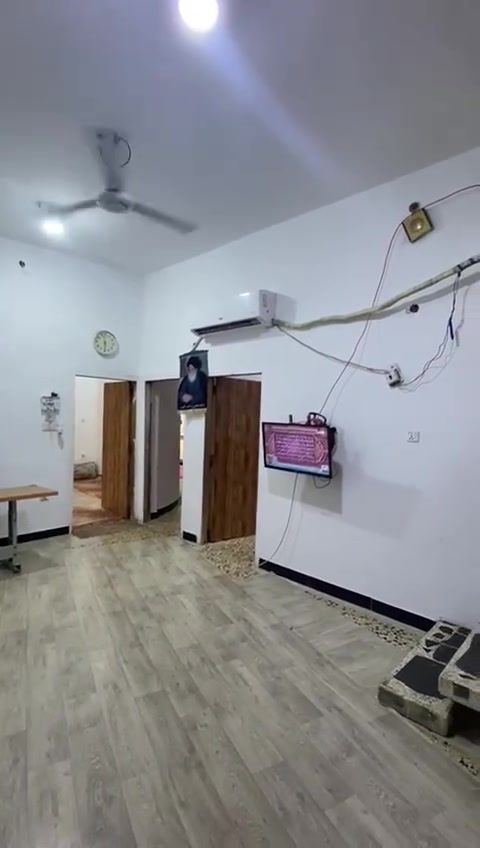 السلام عليكم بيت للبيع موقعه في البصره المشراق القديم شارع الجنابي ركن ع شارع 20متر مساحة البيت 163متر  كافة خدمات متوفره البيت يحتوي ع استقبال وصاله صحيات داخليه وخارجيه مطبخ وغرفه عقار البيت طابو صرف  للأستفسار  ***********
