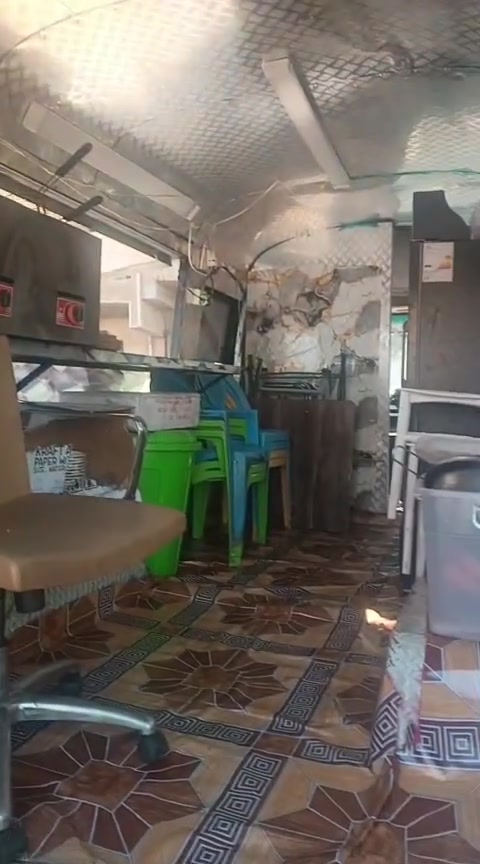 مطعم شغال غراظ مطعم كامله بي ثلاجه +مجمده+قلايت بركر اصليه حجم وصط+قلايت فنكر ٢+ادوات مطعم كماله +مبرده+اربع ميوزه ١٢كرسي جلسات خارجيه +كامله جاهزه للشغل سياره شغاله نوع السياره  مارسيديس شغاله متقله  /بغداد مدينت الصدر  ***********
