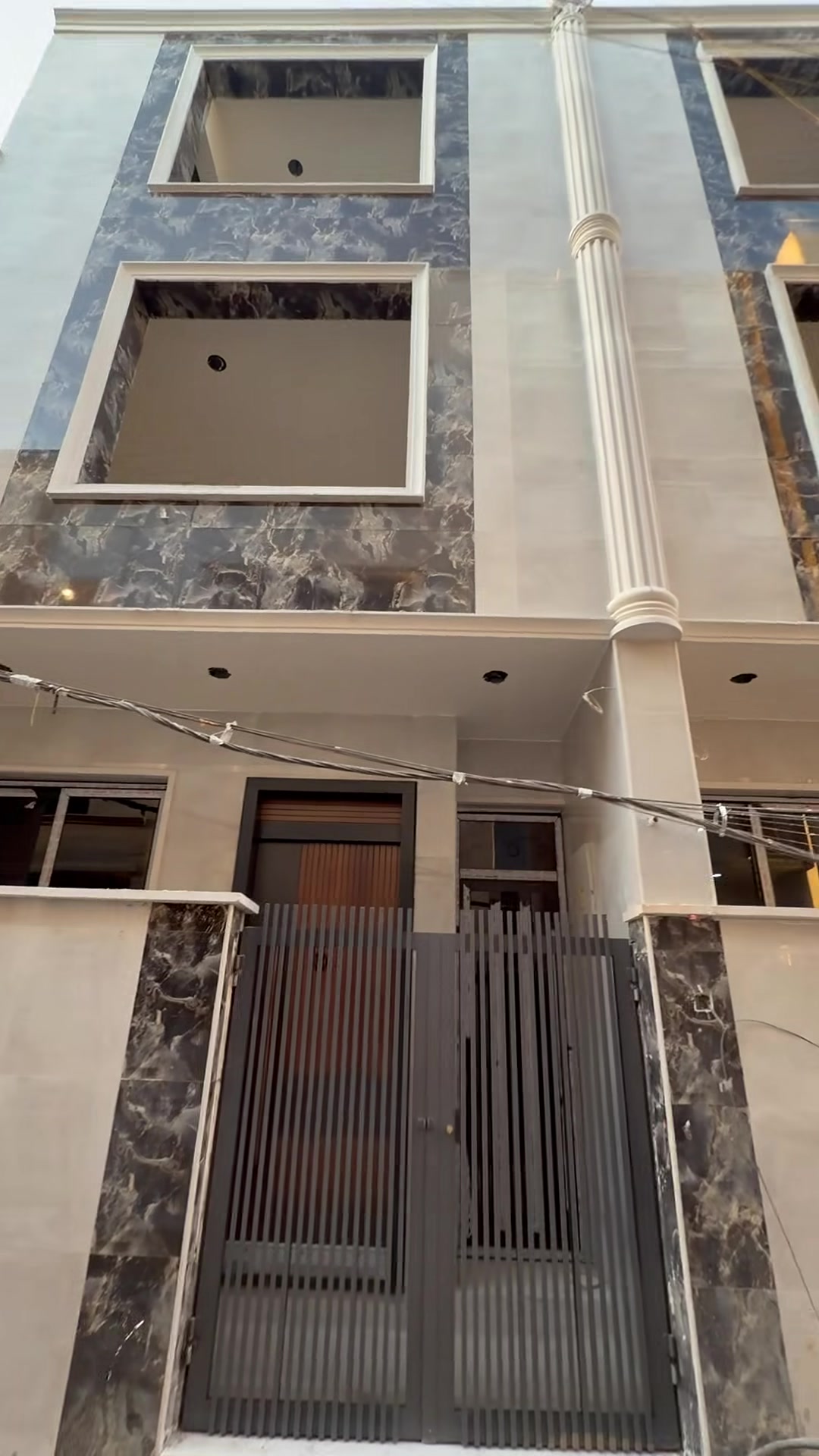سلام وعليكم 

مشتملات عدد 2 في منطقة الوزيريه زيرو غير مكسونات
قريب من جميع الخدمات 
داخل قيصريه مرتبه مفروزات مع بيتين فقط 

واجه 5 وربع مدخلين استقبال مطبخ خدمات 
طابق الثاني غرفتين نوم وخدمات 
طابق الثالث غرفه سويت 

للستفسار اكثر ***********
