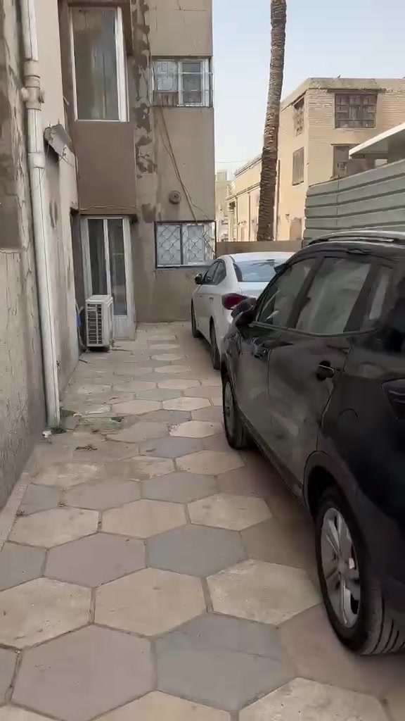 � شقة للإيجار – الكرادة داخل
✨ فرصة سكن مميزة في موقع حيوي، بالقرب من كنيسة مار يوسف.

تفاصيل الشقة:

* المساحة: 120 متر مربع.

* الطابق: أرضي.

* غرفتا نوم وصالة مع كافة الملحقات.

* كراج سيارات مشترك.

💰 الإيجار الشهري: 900,000 دينار عراقي فقط.

👨‍👩‍👧‍👦 الإيجار للعوائل فقط لا غير.

📞 للاستفسار والتواصل:

***********
