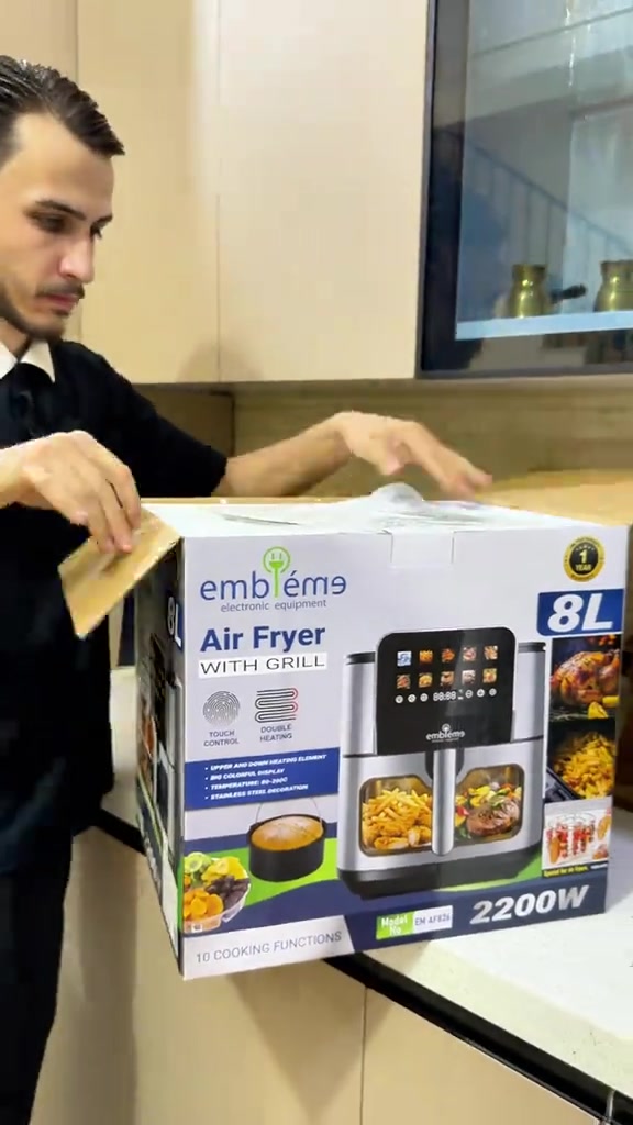 ⁨	إذا تحب الأكل يطلع مقرمش من بره وطري من جوه، فهاي القلاية راح تعجبك. 🔥🍟 سعتها 8.5 لتر، مناسبة للعوائل وتحضر كمية أكبر بدفعة وحدة. بيها عنصري تسخين من فوق وجوه حتى تستوي الأكلات بشكل متساوي وبسرعة، وقدرتها 2100 واط. تشتغل باللمس، وبيها 12 برنامج جاهز للأكلات الأكثر استخدامًا، وسلتها بطبقة مانعة للالتصاق حتى التنظيف يصير أسهل. وتستخدم دهون أقل بنسبة توصل إلى 95% مقارنة بالقلي التقليدي، مع تقنية EvenCrisp حتى تعطيك قرمشة حلوة من الخارج وتحافظ على طراوة الأكل من الداخل.  العاصمة  *********** ***********
