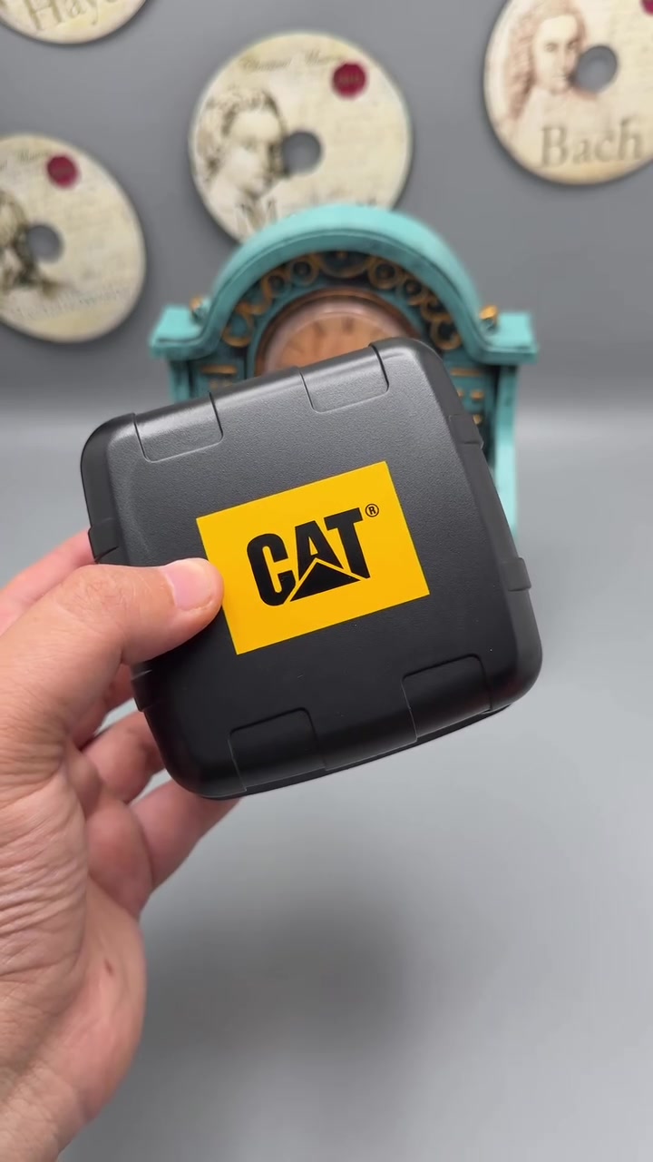 هذه تفاصيل وبينات ساعة Caterpillar (CAT) الظاهرة في الصور:
المواصفات الفنية:
 الماركة: CAT (Caterpillar) - سلسلة Special Ops
 رقم الموديل (Model Reference): K4.121.26.632
 مقاومة الماء: 200 متر (20 ATM / 200M WR)، وهي مقاومة ممتازة تجعلها مناسبة للسباحة والغوص والغسل بالماء بدون قلق.
 المينا (Dial): لون أزرق رياضي مع ترقيم واضح عند الساعة 12 و6، ومؤشرات مضيئة، بالإضافة إلى نافذة تاريخ عريضة (Expanded Date Display) عند الساعة 3.
 الإطار الخارجي (Bezel): إطار محفور بتقسيمات الدقائق (05 إلى 55) بتصميم تكتيكي عملي.
 الغطاء الخلفي (Case Back): من الاستانلس ستيل (Stainless Steel Back) محفور عليه شعار الترس الشهير لشركة CAT ورقم الموديل وتفاصيل مقاومة الماء.
 الحزام (Strap): سير سيليكون / مطاط باللون الأزرق المقاوم للماء والتعرق، بمقاس عرض 22 مم مزود بنظام التبديل السريع (Quick-Release Pins) مع نقوش شعار CAT.
 المحرك (Movement): كوارتز (عمل بالبطارية).
الساعة تأتي أيضاً مع علبتها الأصلية المخصصة لسلسلة العمليات الخاصة والتكتيكية.

للحجز والاستفسار 
***********

صفحة تيكتوك هنا نفتح لايف 

https://www.tiktok.com/@harmonytime.iq?_r=1&_t=ZS-99Xcz5z0aKy
