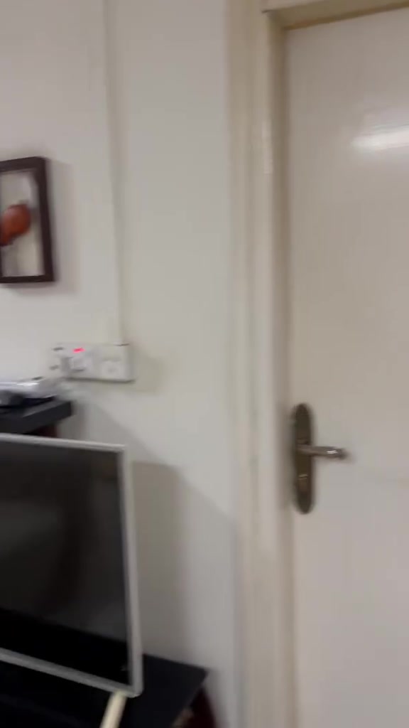 السلام عليكم
شقة للبيع  للإتصال :*********** 
العنوان : الشعب حي البساتين مجمع سبع ابكار السكني 
طابق اول 
المساحة : 102 
2 غرف نوم 
استقبال 
هول 
2 مطبخ ( حار ، بارد ) 
2 حمام 
مخزن 
كراج خاص للسيارة 
للبيع مؤثثة او بدون اثاث
