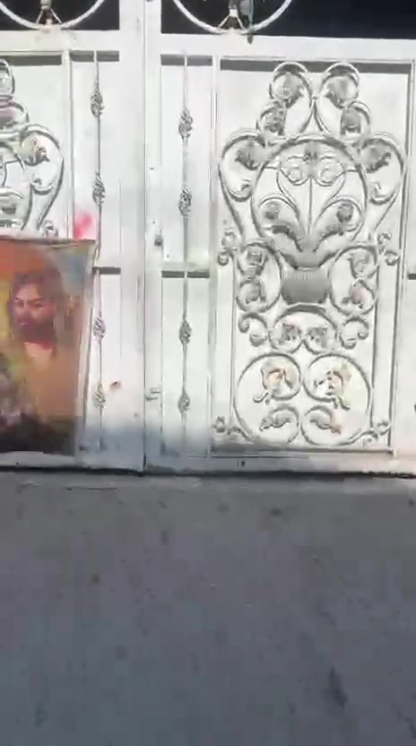 مساحته 250 طابو صرف مجاز وبسمي يعني بالسند مكتوب دار واجهة 12 ونص ونزال عشرين سعر 350 وبي مجال بسيط *********** حي الراسه شارع عشرين مقابل سنتر أسواق المصطفى ملاحضه اذا الدار فقط 150 متر سعره 250
