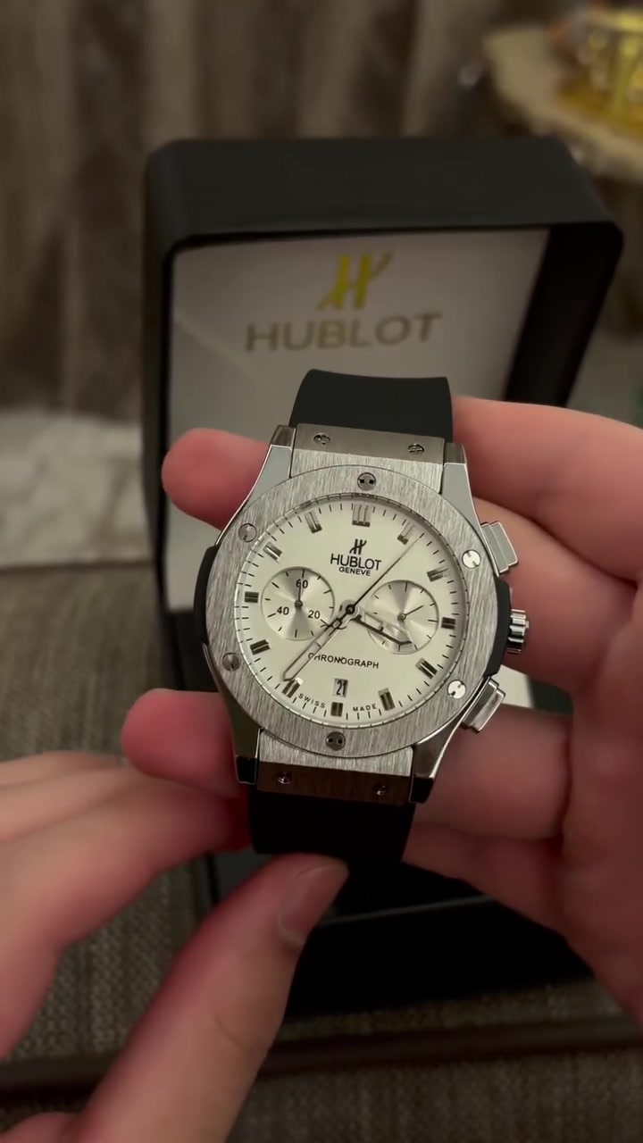 Hublot Classic Fusion Chronograph بتصميم فاخر ورياضي، هيكل تيتانيوم 45mm، ميناء أبيض أنيق، كرونوغراف، حركة أوتوماتيك، زجاج Sapphire، وسير أسود فاخر. مقاومة للماء 
للتواصل ***********
