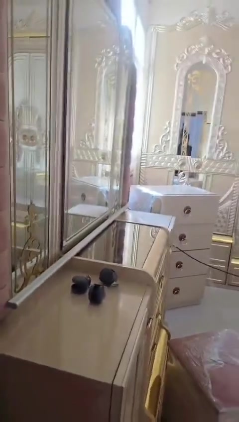 السلام عليكم
غرفه تركي صيني ضهرها بلوك  كلش ضخمه 10 قطع ماخذه قبل سنه 
ب٢٥ورقه 
نقصه بس سكك جرارات وكشن 
رايده بمليون وميتين وبيه مجال 
وياها دوشك هديه
مكان..الحر بدايت السواده فوك من مدرسة الحسام التواصل عل رقم فقط مامتواجد خاص***********
