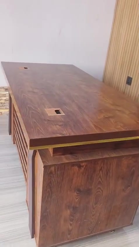 ميز مكتبي جديد ممستخدم 140×70
سعر 175 الف
بغداد الغزاليه 
***********
