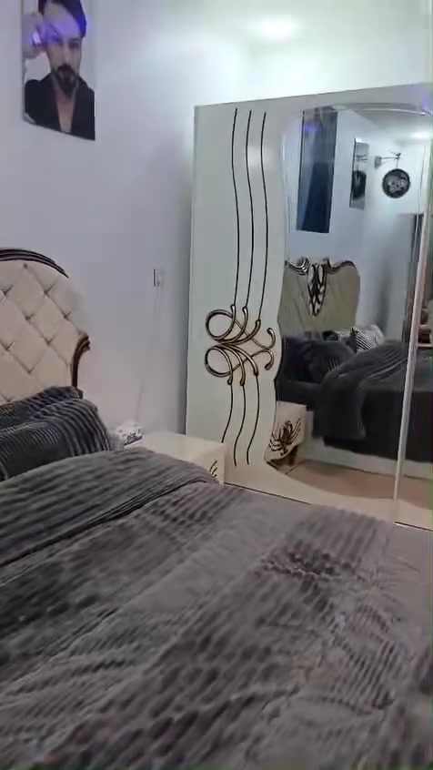 سلام عليكم غرفت نوم البيع 5 قطع كلش جديده ونضيفه الغرفه
مكاني أربيل / أربيل الجديده  السعر خاص 

تواصل واتساب ***********
