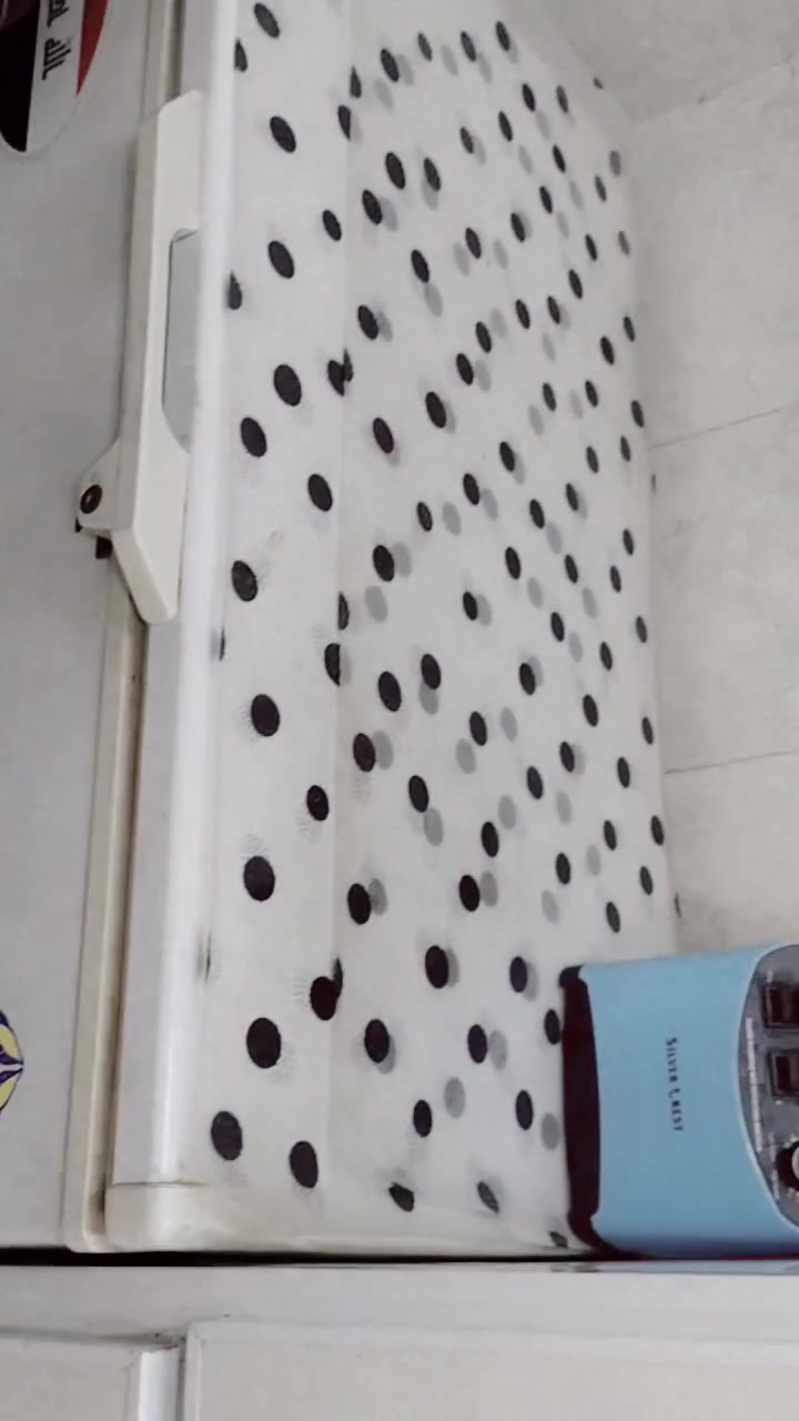 السلام عليكم مجمده جديده كشرها جوه وبره نضيفه سبب البيعه جبيره واكو ميز طعام مرمر للبيع سعر المجمده 150 الف .الرقم ***********
