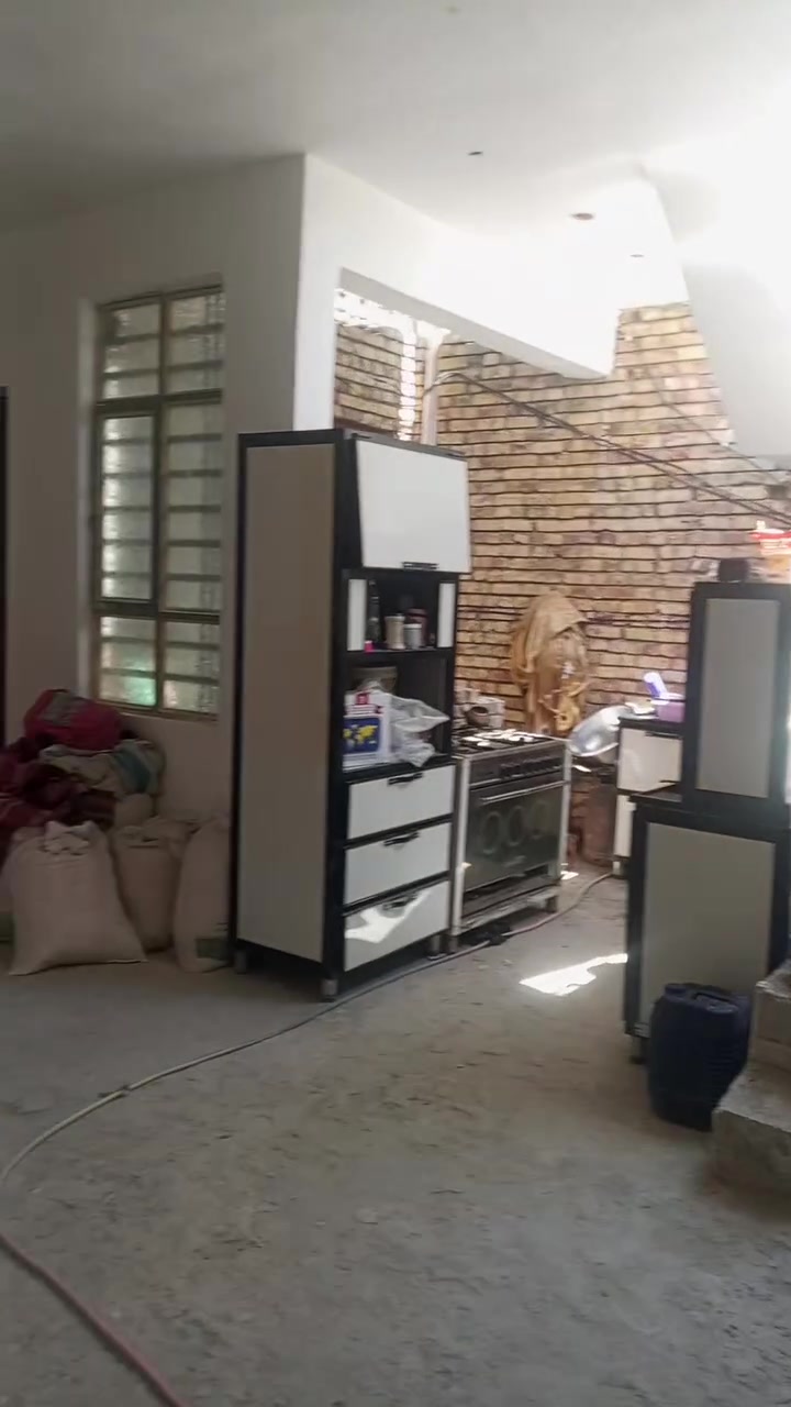 سلام عليكم 
عندي بيت مساحته 220
بناء هاي السنه مسلح وبعده قيد للإنشاء بي نقوصات
بي حوش تدخل كوستر  بي حديقه تشجير
استقبال 8متر صاله 10متر
حمام داخلي وخارجي
مطبخ حار وبارد
غرفتين كل وحده مساحه6
وغرفه ثالثه و ترك آخر البيت
البيت كله امبيض نقص كاشي
وستاره بيتونه بيت هسه كما
ارتفاع البيت 3٫40
السعر130وبي مجال
***********
