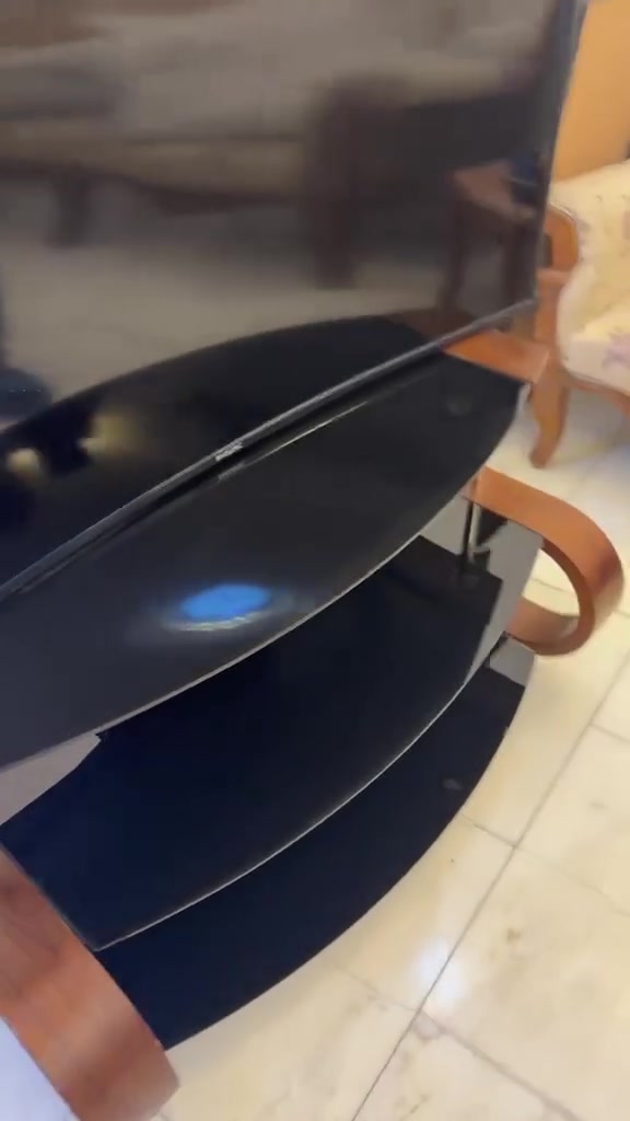 ميز بلازما كلاسيكي للبيع 

خشب منحني مع رفوف زجاج سيكوريت أسود وحامل حديدي للشاشة

السعر 110 الف 

للتواصل : ***********
