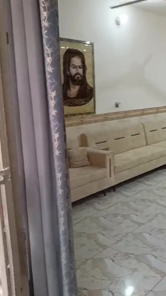 السلام عليكم بيت للبيع🏠
🟦الموقع العنوان//حي الزيتون 

🟦تفاصيل المنزل // طابو صرف-المساحه 150 متر-الواجهيه 15

النزال 10.

🟦الخدمات//رصيف جديد شارع سبيس عن قريب تبليط ماء كهرباء قريب عل طريق سريع موقع مميز اقرب نقطه صيدليه المينا .

🟦يتكون المنزل//ثلاث طوابق يحتوي- الاول-غرفه +صحيات خارجيه وداخليه وحمام +منور+مطبخ+صاله+استقبال. 

🟦الطابق الثاني-ثلاث غرف+صحيات كامله +صاله+باب للطابق الثالث. 

📱للاستفتار// الاتصال عل رقم *********** او واتساب ***********

نص مكتوب في الصور:
- CAMON 20 Pro 24mm f/1.7 1/100s ISO66