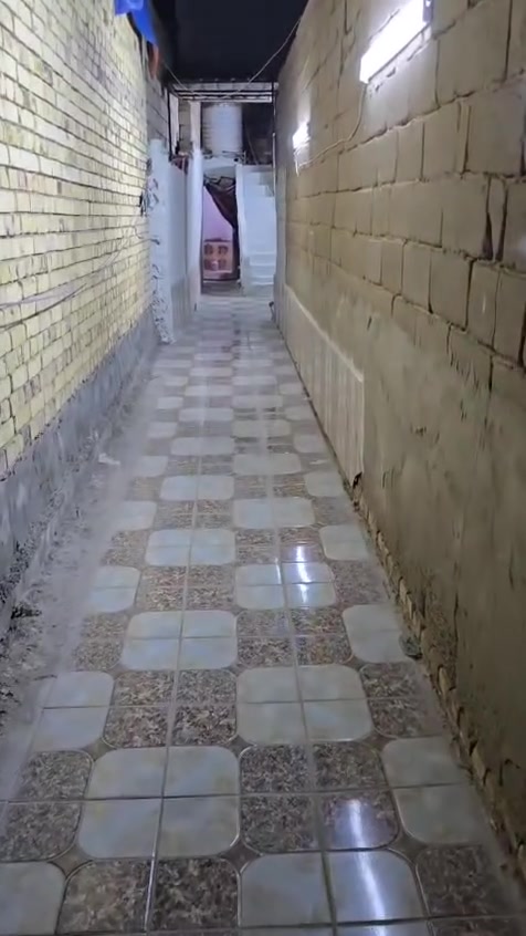 بيت خلفي 100م خلفي 
دربونة متر ونص عرض الشارع 12 متر
البيت بناء طابوق متوسط عكادة 
البناء غرفة مطبخ صالة أستقبال صحيات 
السعر 65
الاستفسار الاتصال على الرقم او على الواتساب *********** سيد احسان 
مكتب شمس الأهوار
