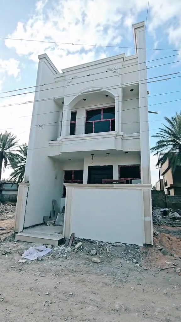 دار المساحة ١٠٠ متر الواجهة ٥ونص نزال ١٨ونص 
يحتوي على ثلاث غرف نوم صحيات عدد اثنين 
مدخلين مدخل للصالة ومدخل للمطبخ العنوان نهايه شرطه الخامسه منطقه الدوانم شارع الشيخ حميد الرشيد الزويني 
السعر ١٢٥ مليون مع مجال استفسار اكثر الاتصال على رقم الهاتف***********
