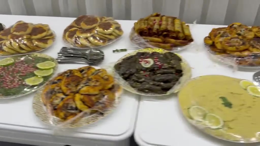 طلبية لحفلة. مشاية. مع رائي الزبون وشايفين الف خير❤
الحجز مسبق قبل بكم يوم لاهل الحفلات. ونستقبل حفلاتكم. بكل. حب وعمل متقن ونظافه وطعم. وترتيب❤🔥ومتوفر عروضات لاهل المشايات  دامت افراحكم ومسراتكم💞

نص مكتوب في الصور:
- عاشت ايدكم
- تعيشين بهنا غاليتي
- الاكل يجنن راح اوصي كلما يصير عند مناسبه
- حياتي تدللين يا عمري
- دوم افراحكم. ومناسباتكم. يا رب
- رسالة
- السبت ٢١:٤٥ هلو حياتي ٠٠:٠٣ عاشت ايدكي حبيبي الاكل والترتيب يجنن انتي العايشه عمري الف عافيه